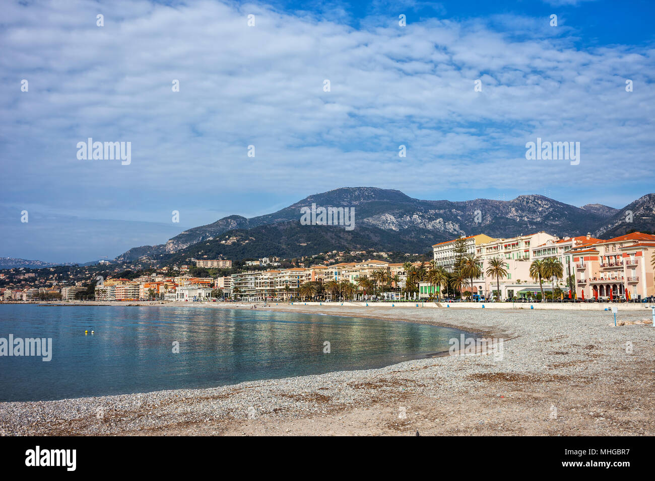 Mentone sullo skyline della città e sulla spiaggia di ciottoli e mare sulla Riviera Francese in Francia, Europa Foto Stock