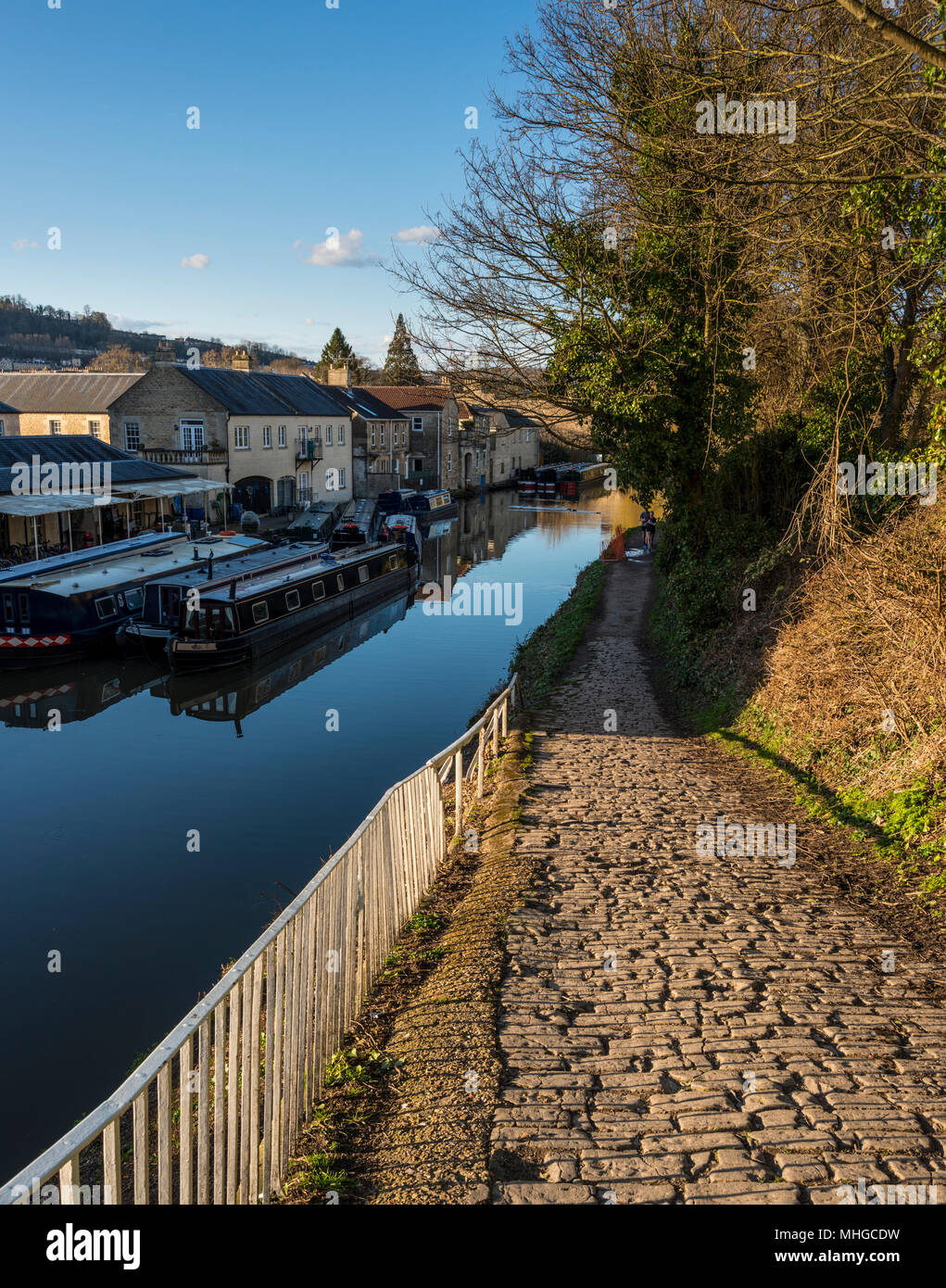 Stretto canale barche ormeggiate a Sydney Wharf, Kennet and Avon Canal, bagno, Somerset, Regno Unito Foto Stock