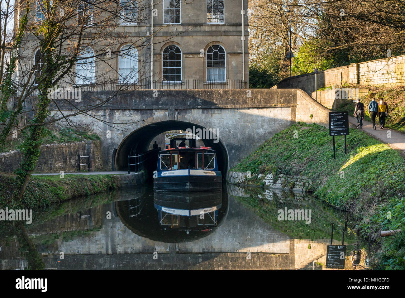 Uno stretto canale barca passando attraverso Giardini Sidney Tunnel sotto la Cleveland House, Kennet and Avon Canal, bagno, Somerset, Regno Unito Foto Stock