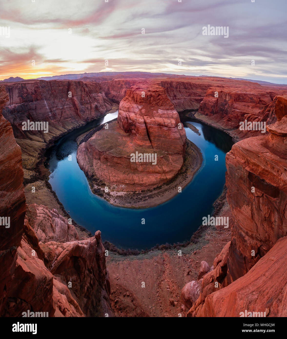 Vista orizzontale della curva a ferro di cavallo e il fiume Colorado al tramonto, Arizona, Stati Uniti d'America Foto Stock