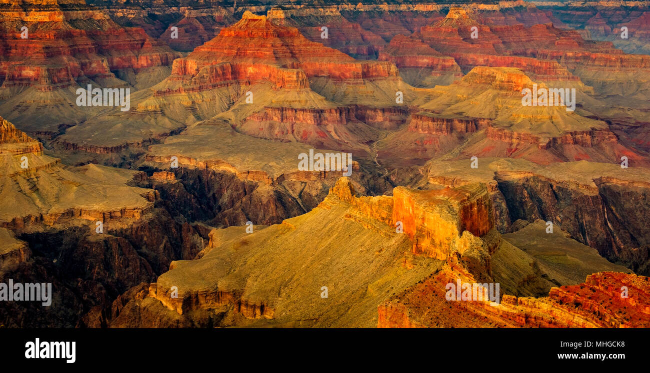 Grand Canyon paesaggio della vista di dettaglio con contrasto scuro e colori, Arizona, Stati Uniti d'America Foto Stock