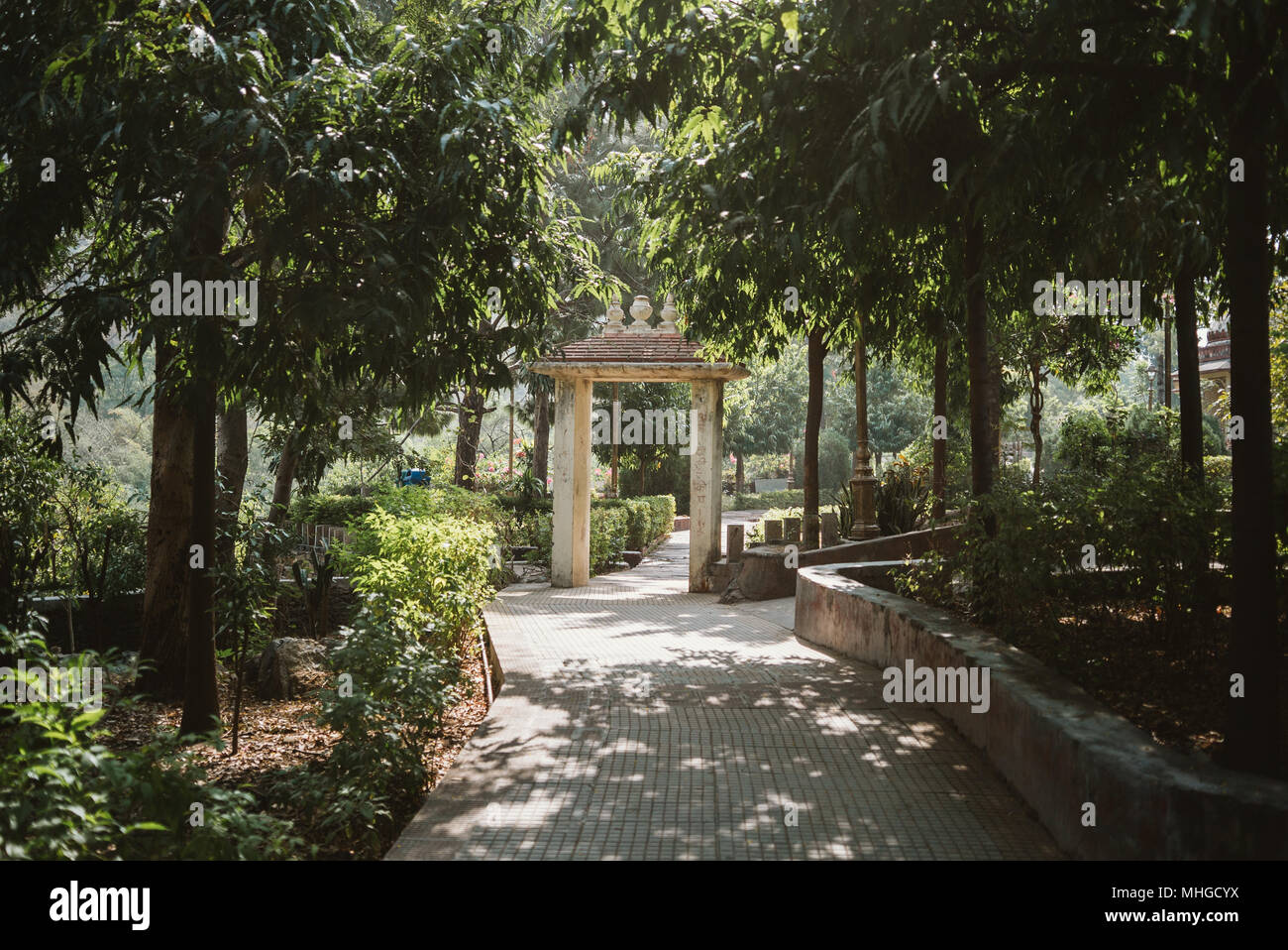 Un verde parco tranquillo su un vago smoggy giorno in Udaipur, India Foto Stock