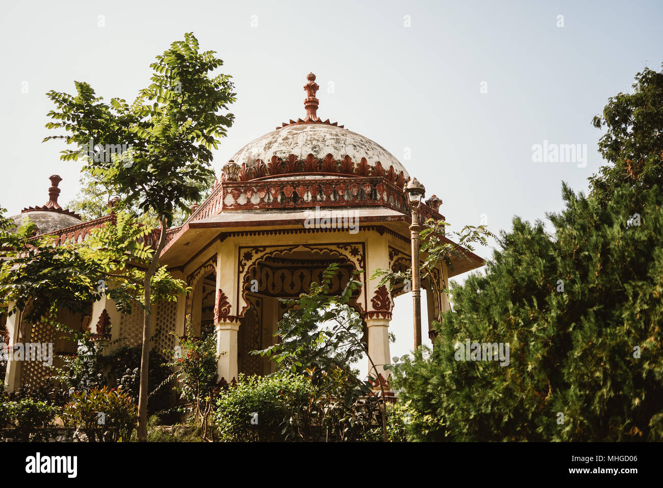 Un verde parco tranquillo su un vago smoggy giorno in Udaipur, India Foto Stock