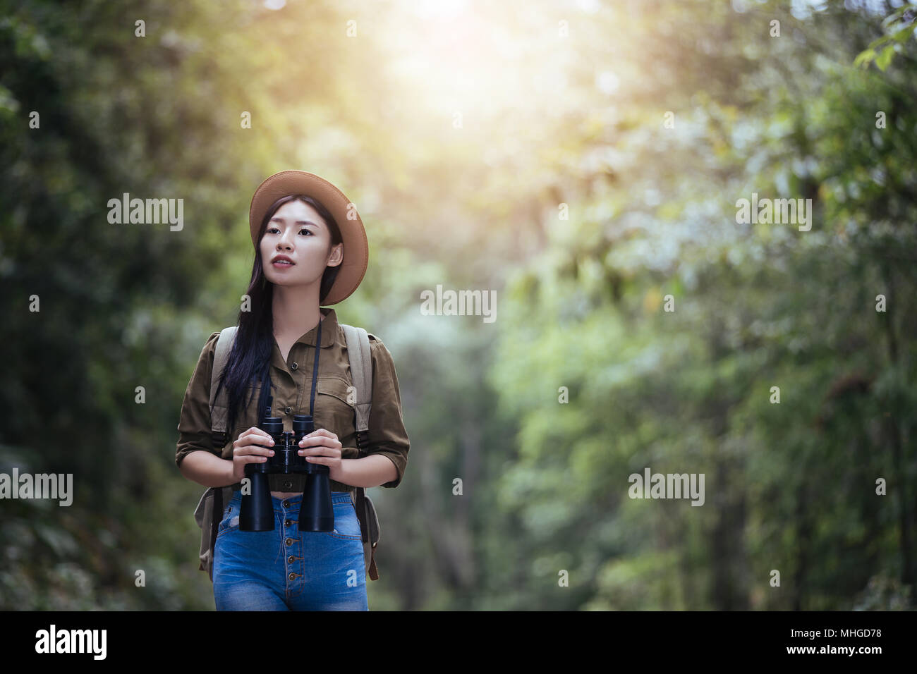 Escursionismo giovane donna con il binocolo, escursionismo concetto. Concetto di escursionismo Foto Stock