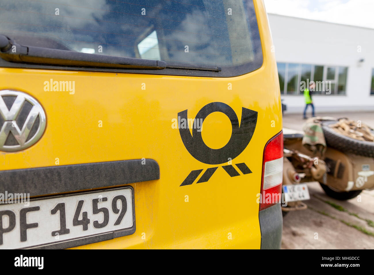 ALTENTREPTOW / Germania del 1 maggio 2018: veicolo di trasporto Volkswagen T5 da Deutsche Post ( tedesco post ) sorge su una strada. Foto Stock