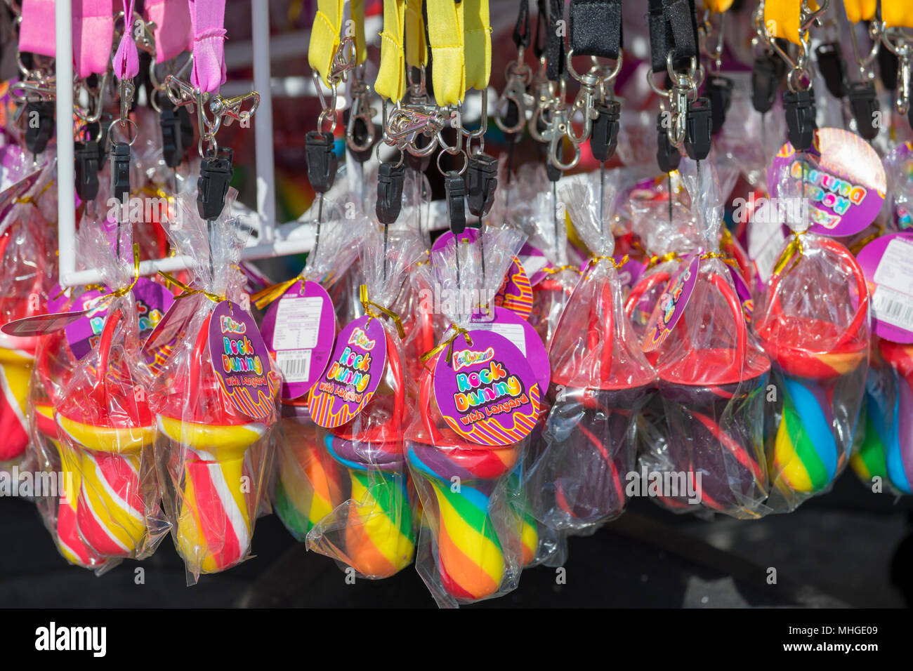 Manichini di zucchero sul cordino multicolore e aromatizzati appendere insieme in un chiosco in Llandudno Pier, il Galles Foto Stock