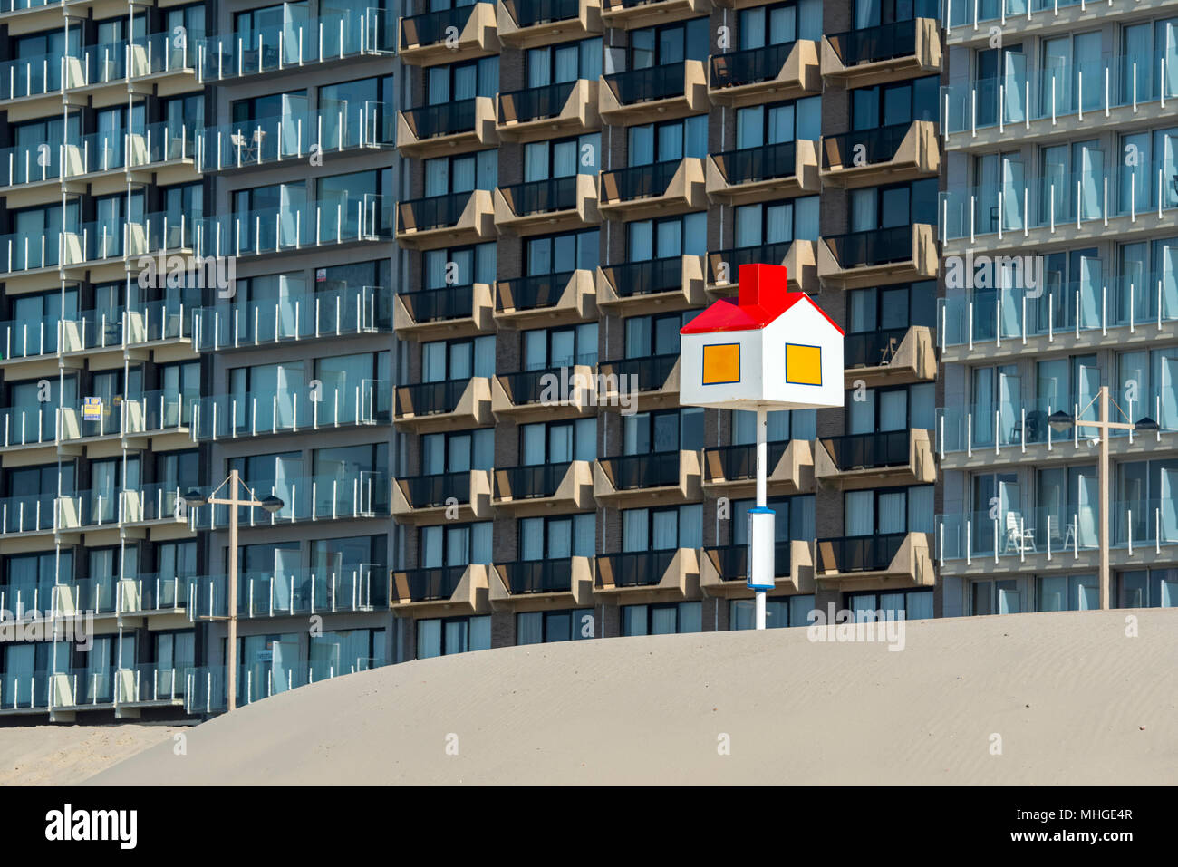 Il punto di riferimento a forma di una casa per bambini in spiaggia e appartamenti / appartamento blocchi alla località balneare di Middelkerke, Fiandre Occidentali, Belgio Foto Stock