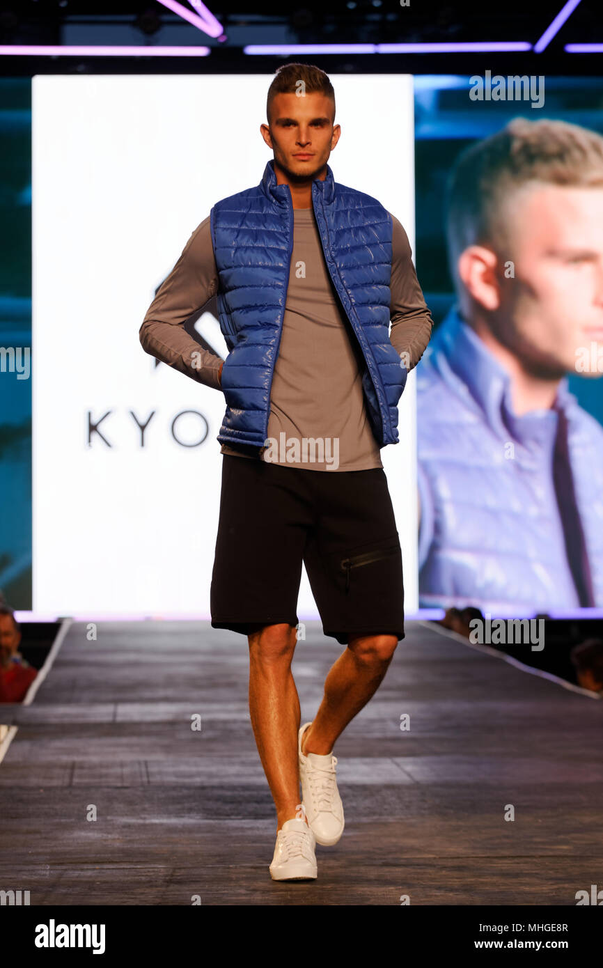 Montreal, Canada. Un modello di passeggiate sulla pista a Alton grigio fashion show tenutosi durante la Moda e Design Festival. Foto Stock