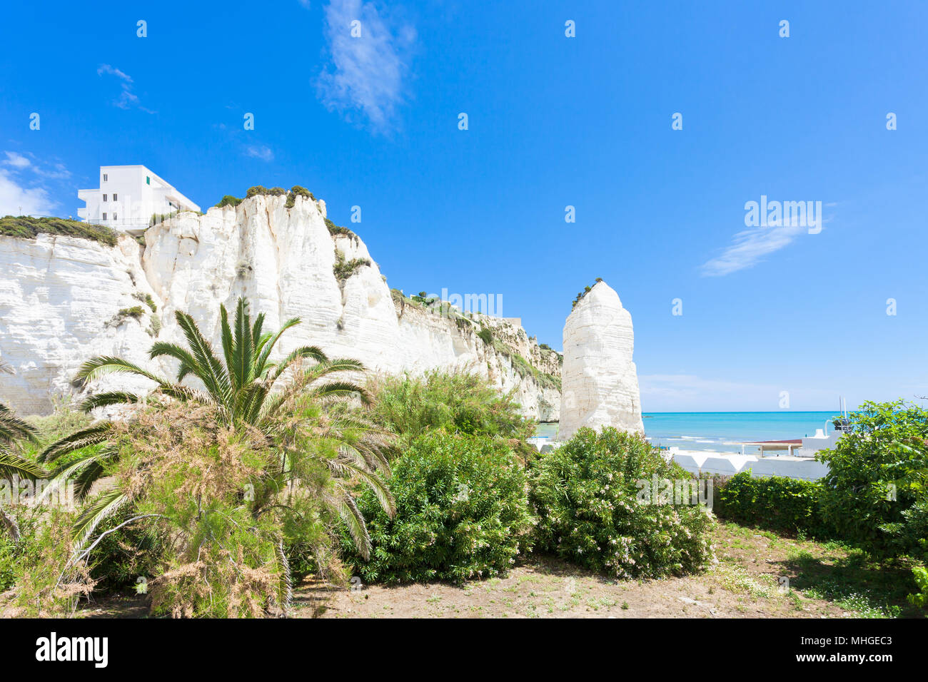 Vieste, Italia, Europa - fuori per una passeggiata nel parco di chalk rocce di Vieste Foto Stock