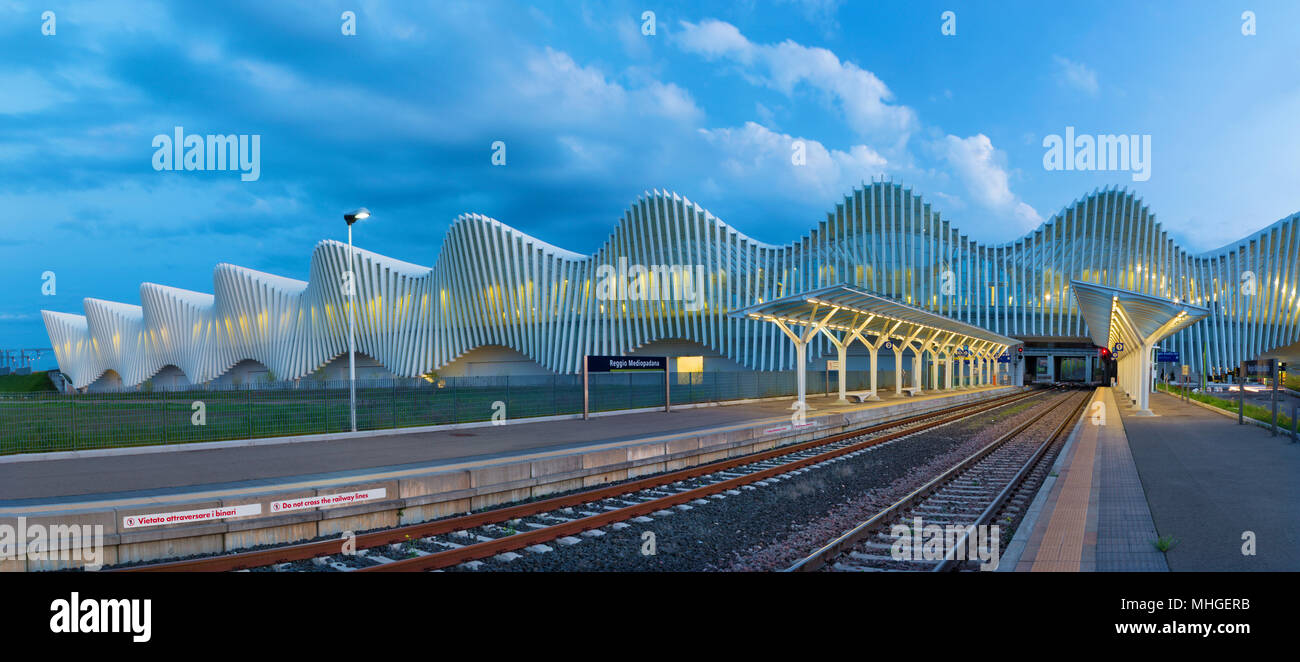 Reggio Emilia - il panorama di Reggio Emilia AV Mediopadana stazione ferroviaria al crepuscolo dell'architetto Santiago Calatrava. Foto Stock