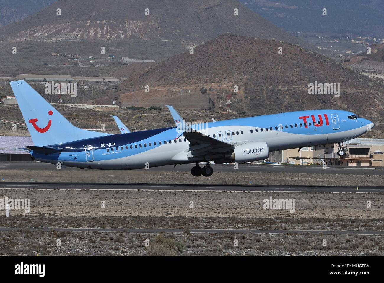 TUI AIRWAYS (Belgio) Boeing 737-800(W) OO-JLO in decollo da Tenerife. Foto Stock