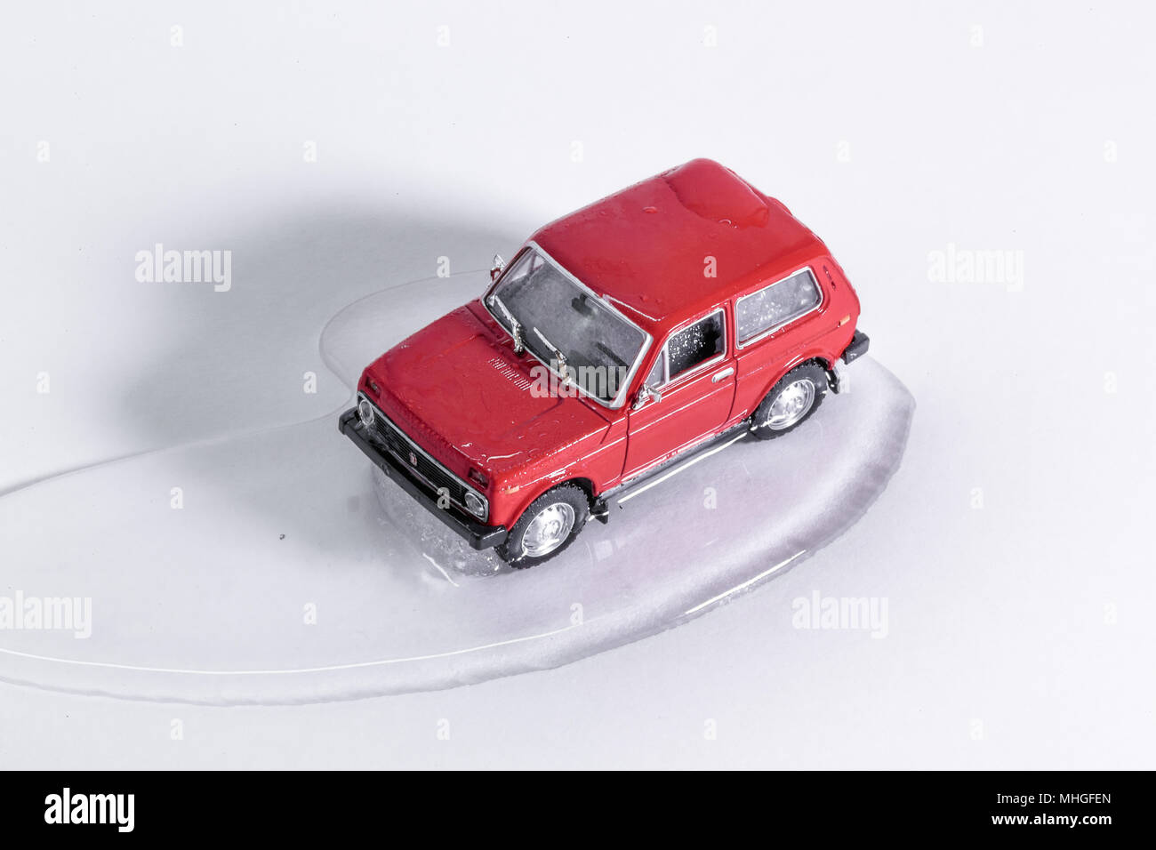 Giocattolo auto si scioglie dal ghiaccio. sbrinamento giocattolo retrò SUV. close-up su sfondo bianco Foto Stock