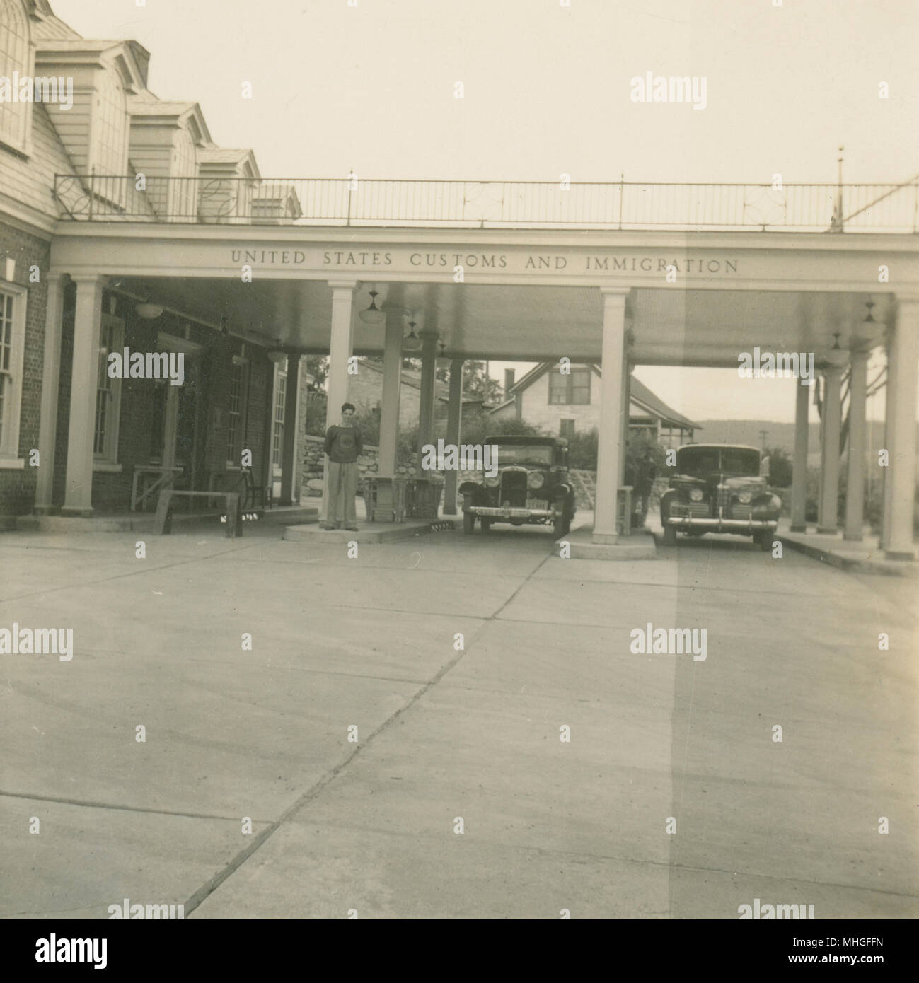 Antique Luglio 1939 fotografia, gli Stati Uniti doganali e di immigrazione edificio, venendo a noi dal Canada, da qualche parte lungo la USA-Canada border nel New England. Fonte: originale di stampa fotografica Foto Stock