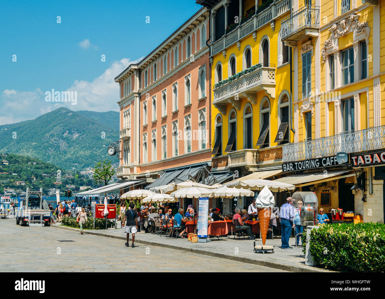 I turisti potrete rilassarvi presso il ristorante Le Terrazze affacciato sul lago di Como Foto Stock