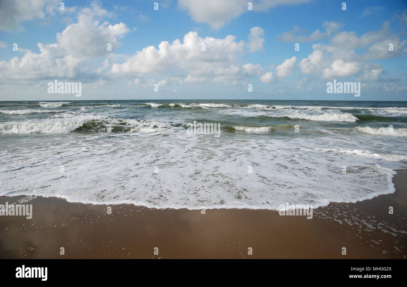 Onde sul Mare del Nord estate spiaggia nella luce del tramonto, sulla isola di Texel, Holland.L'Europa. Foto Stock