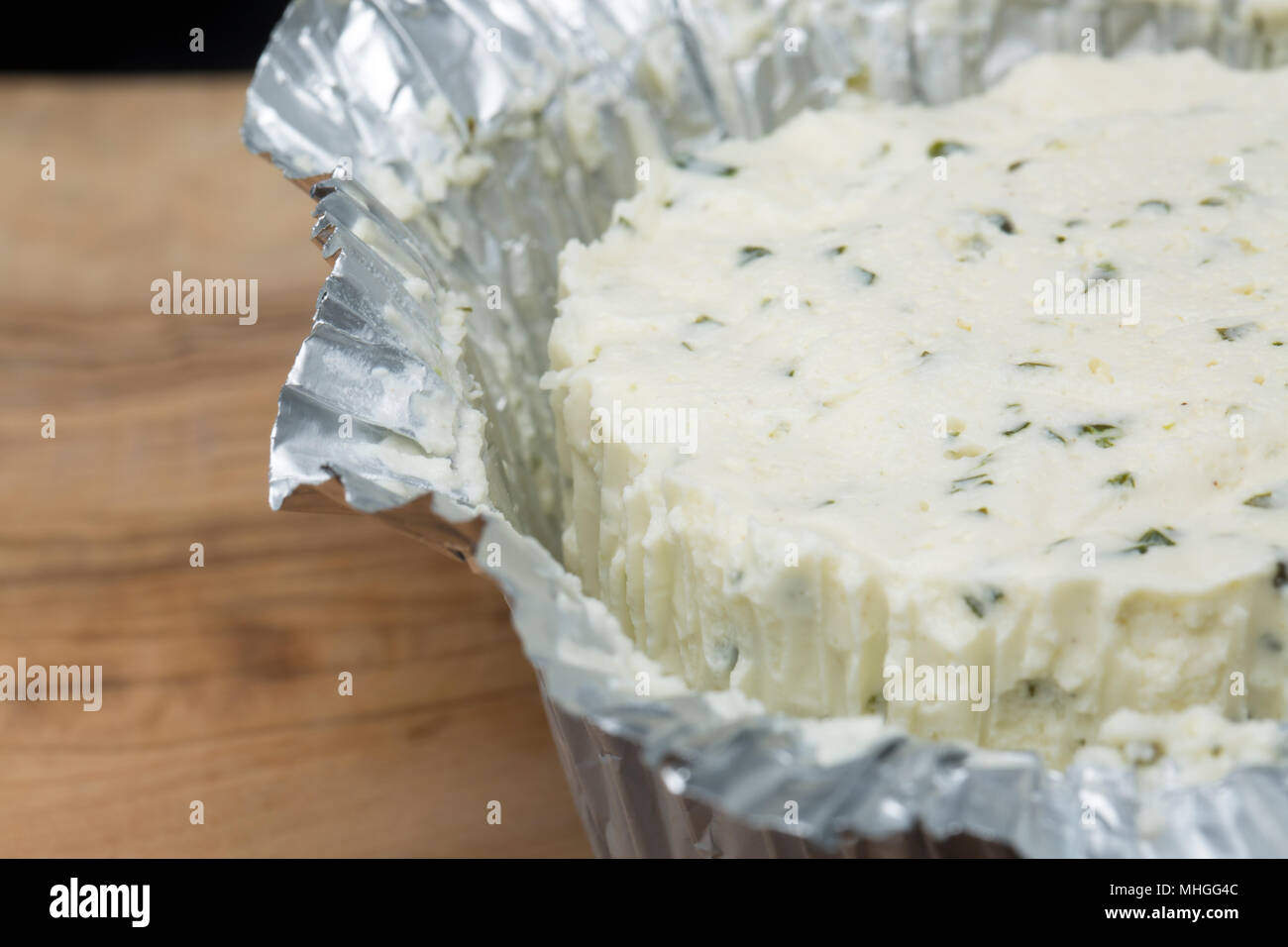 Francese di formaggio Boursin acquistato da un supermercato nel Regno Unito. Boursin è un pieno di grasso morbido formaggio di latte di mucca aromatizzato con aglio ed erbe aromatiche Foto Stock