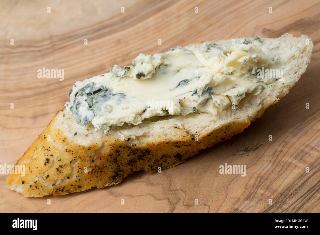 Il francese Saint Agur formaggi acquistati da un supermercato nel Regno Unito e la diffusione su un pane imburrato con capre latte burro. Saint Agur è un formaggio blu Foto Stock