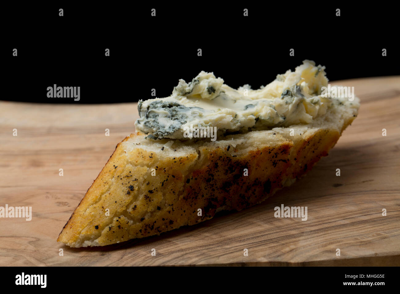 Il francese Saint Agur formaggi acquistati da un supermercato nel Regno Unito e la diffusione su un pane imburrato con capre latte burro. Saint Agur è un formaggio blu Foto Stock