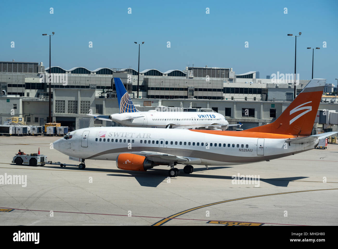 Swift un getto di aria compressa che viene spinto indietro da un gate all'Aeroporto Internazionale di Miami a Miami in Florida. Foto Stock