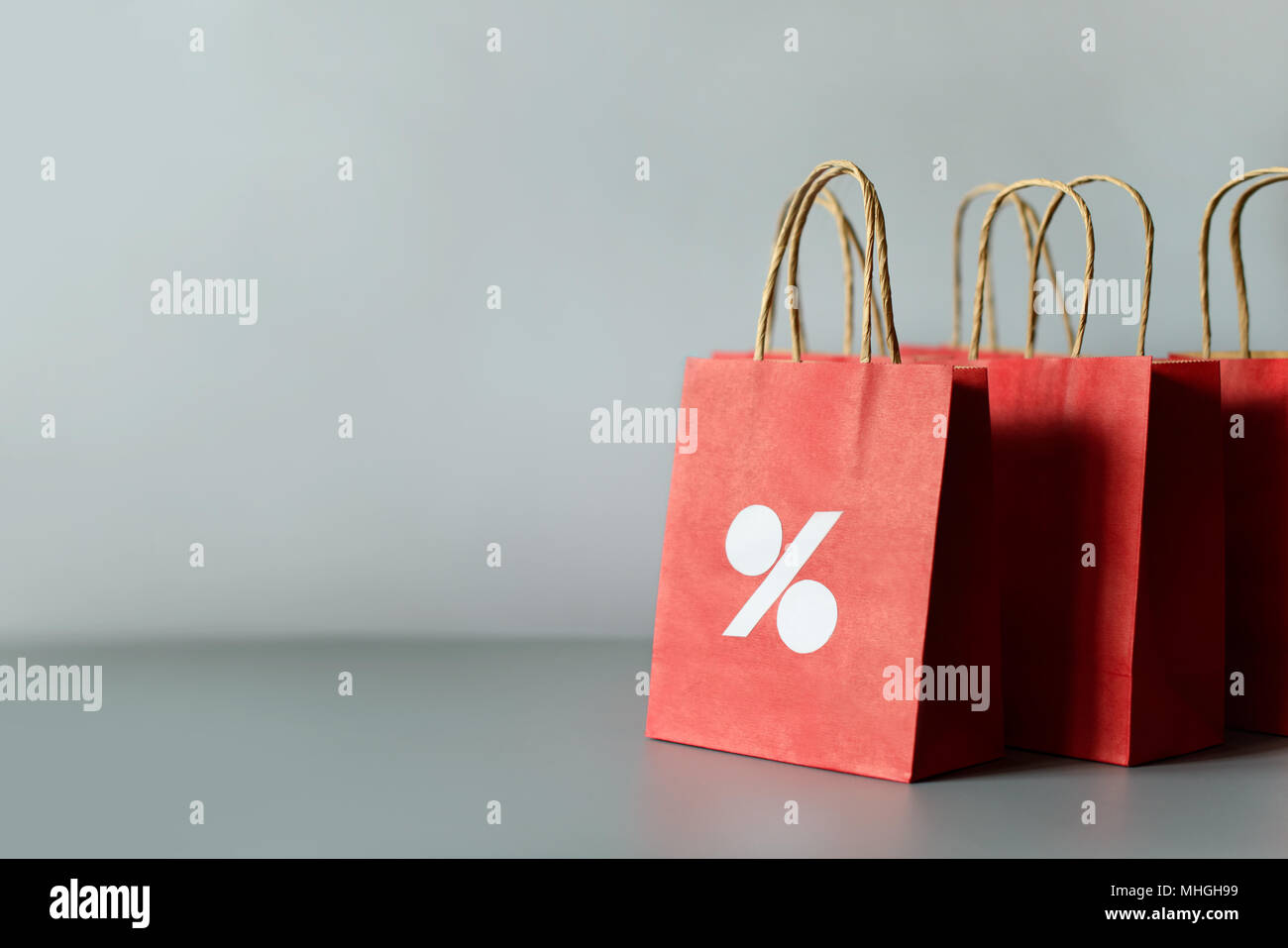 Red shopping bag da riciclare carta isolato su sfondo bianco. Venerdì nero o vendite di Natale. Foto Stock