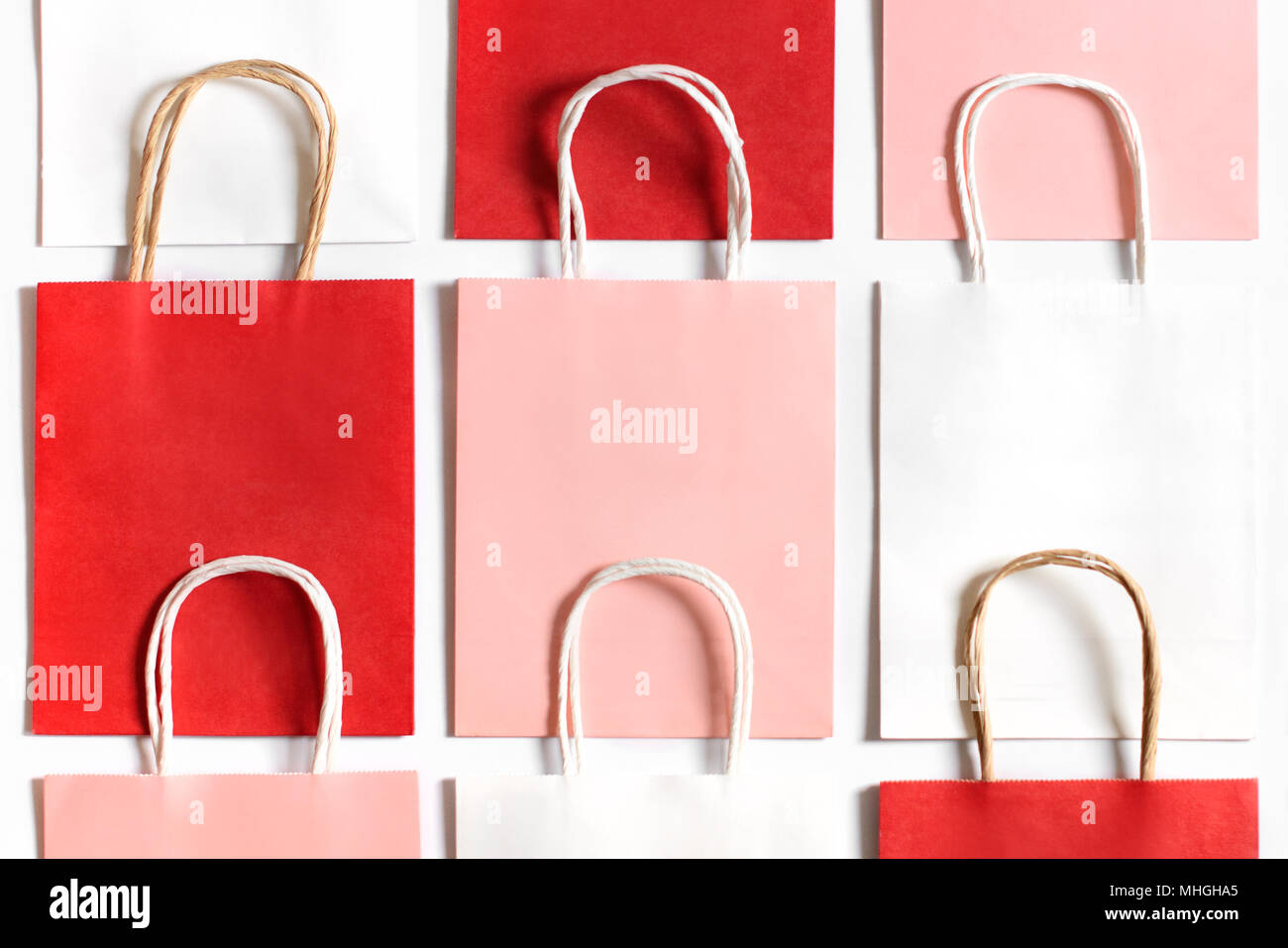 Rosso, rosa e bianco delle borse per lo shopping da riciclare carta isolato su sfondo bianco. Per pacchetti di regalo o presente. Foto Stock