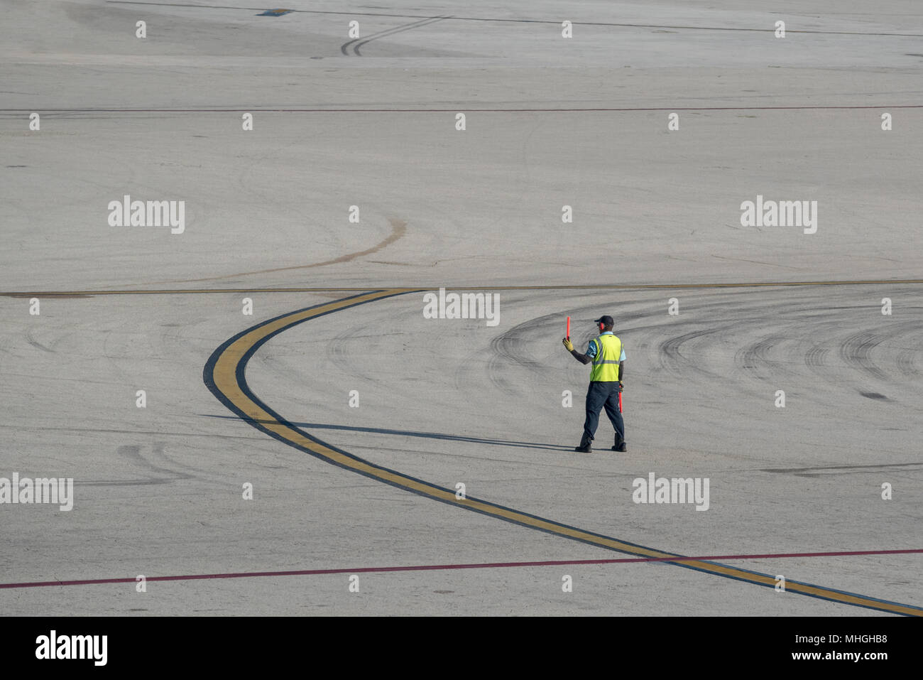 Ala walker dirigere un getto sulla pista dell'Aeroporto Internazionale di Miami a Miami in Florida. Foto Stock