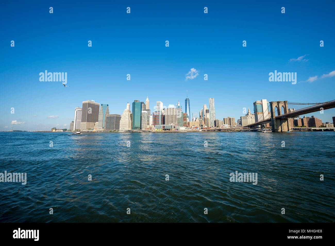 Il centro di vista dello skyline di Manhattan da Brooklyn del Ponte di Brooklyn con East River a New York City Foto Stock
