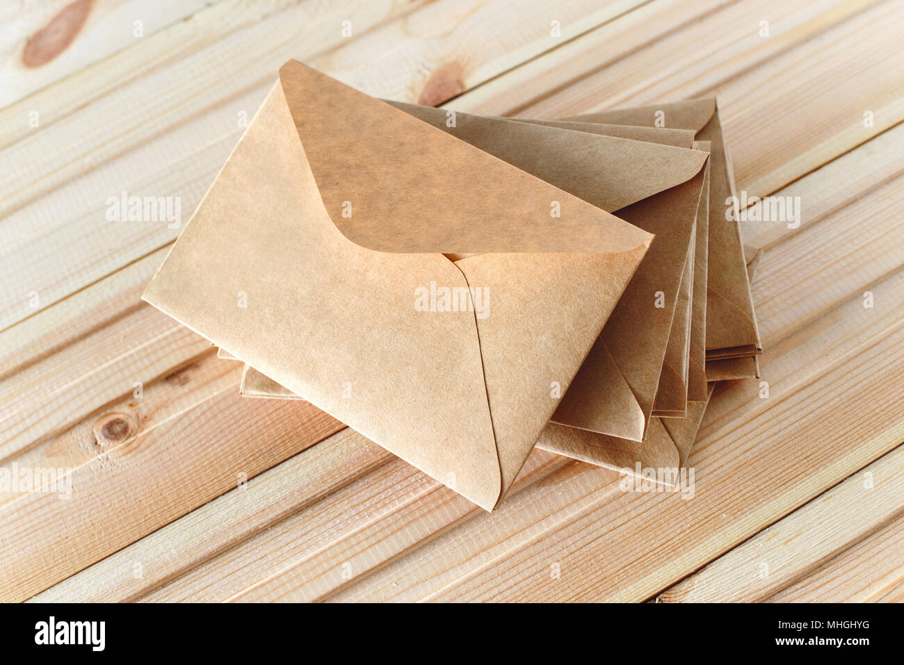 Buste di carta craft sullo sfondo di legno. Foto Stock