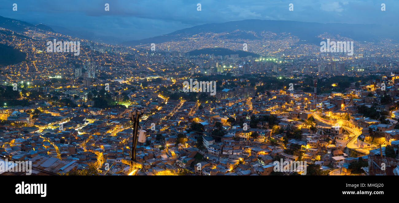 Immagine panoramica della Comuna 13 di notte, Medellin Foto Stock
