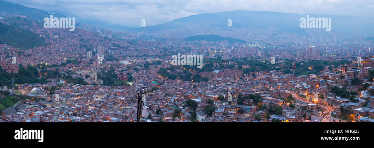 Immagine panoramica della Comuna 13 di notte, Medellin Foto Stock
