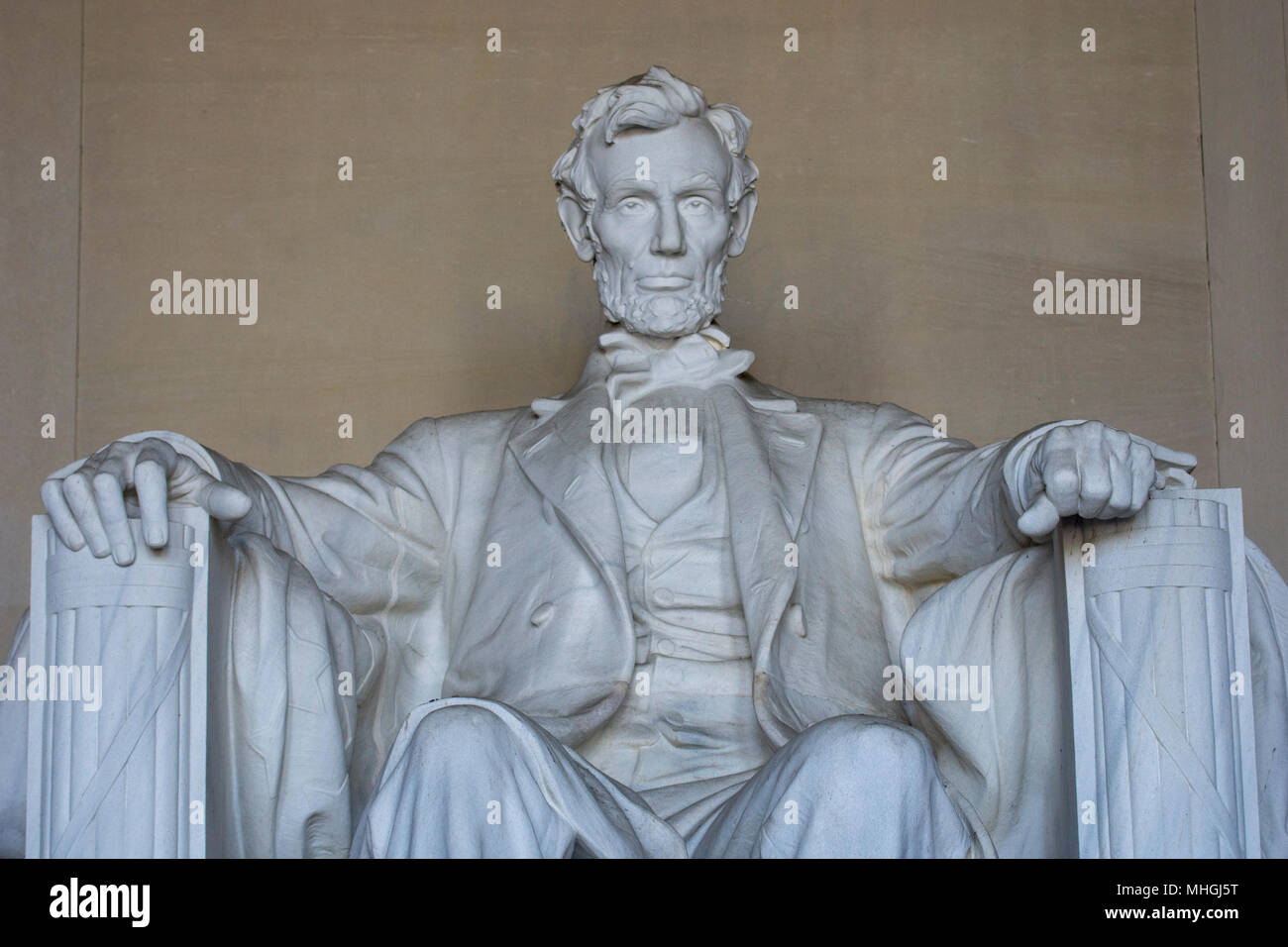 Di medie vista ravvicinata della iconnic scultura di Abraham Lincoln dallo scultore Daniel Chester French, presso il Lincoln Memorial a Washington, DC. Foto Stock