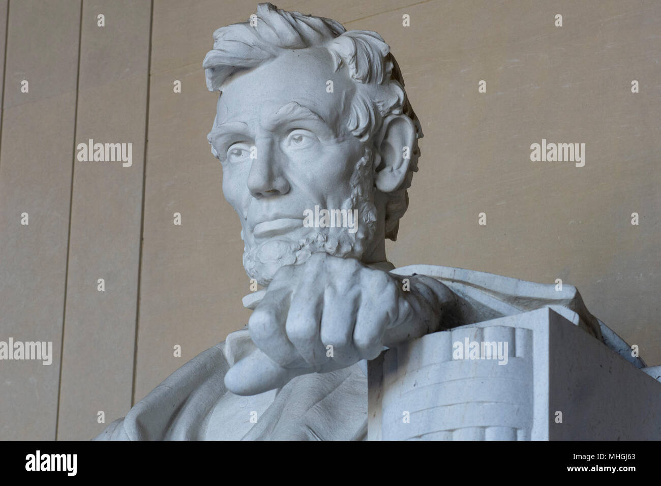 Vicino la vista di 3/4 dell'iconnic scultura di Abraham Lincoln dallo scultore Daniel Chester French, presso il Lincoln Memorial a Washington, DC. Foto Stock