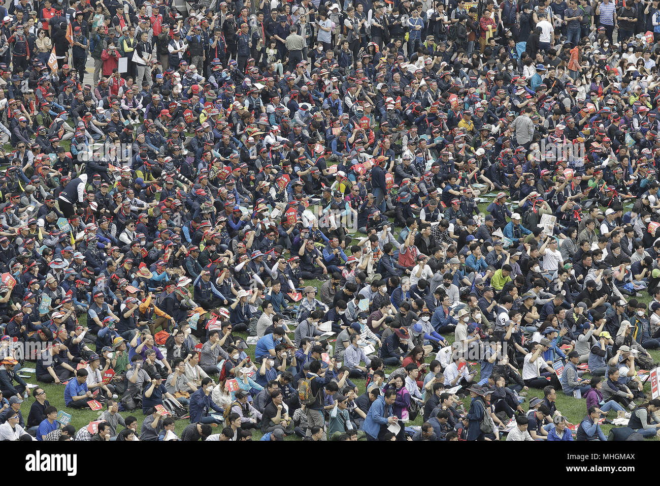 Seoul, Corea del Sud e Corea del Sud. Il 1 maggio, 2018. 1 maggio 2018-Seoul, Corea del Sud - Una ventina di migliaia di membri della Confederazione coreana dei sindacati possano giorno rally contro il governo la politica del lavoro a Seoul Square a Seul, in Corea del Sud. Credito: Ryu Seung-Il/ZUMA filo/Alamy Live News Foto Stock