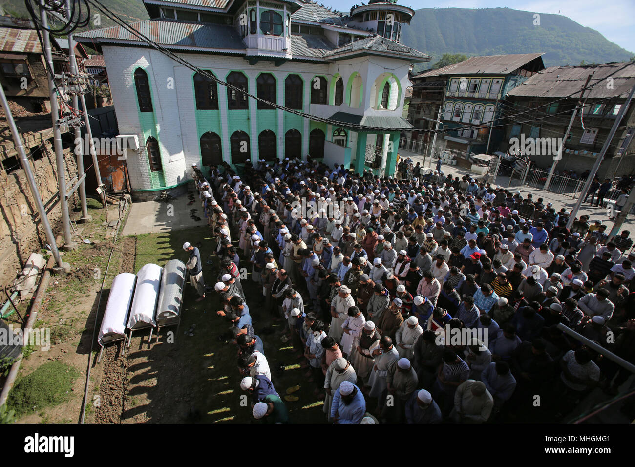 Srinagar Kashmir. Il 1 maggio, 2018. Offerta del Kashmir funerale preghiere per tre giovani che erano stati uccisi da sospetti militanti in città Baramullah, circa 60 km a nord-ovest di Srinagar city, la capitale estiva del Kashmir, 1 maggio 2018. Sospetto di militanti hanno ucciso tre giovani in irrequieta Kashmir, la polizia ha detto martedì. Credito: Javed Dar/Xinhua/Alamy Live News Foto Stock