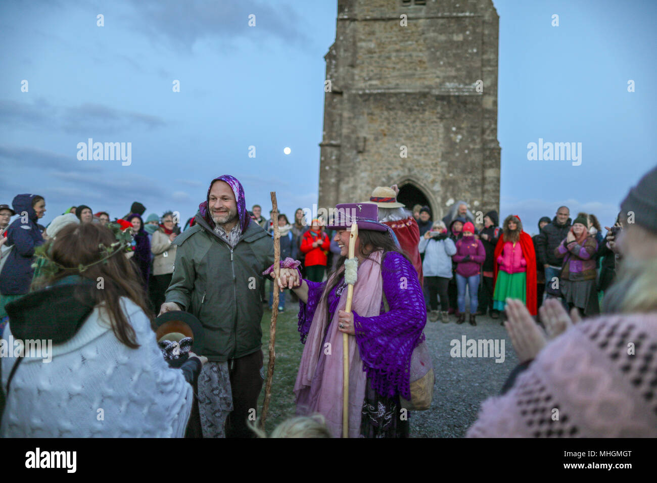 Glastonbury, Regno Unito. Il 1 maggio 2018. Beltane celebrazioni a sunrise su Glastonbury Tor, Somerset, Inghilterra. Beltane è l antica Celtic giorno di maggio, o molla festival che celebra l'inizio dell'estate. © Haydn Denman/Alamy Live News Foto Stock