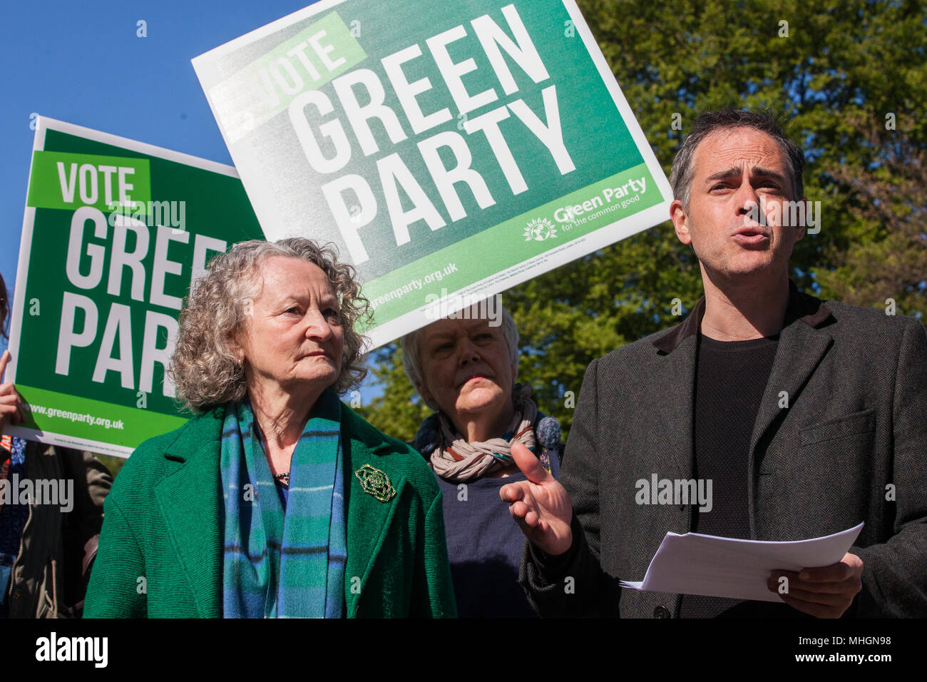 Londra, Regno Unito. Il 1 maggio 2018. Jonathan Bartley, co-leader del Partito Verde, annuncia il Partito Verde del tre impegni di politica al lancio da Jenny Jones, Partito Verde rappresentante in casa dei signori di aria pulita Bill con l obiettivo di stabilire aria pulita come un diritto umano in legge. Il Partito dei Verdi si concentrano in particolare sulla lotta contro l'impatto tossico dell'inquinamento atmosferico per i bambini. Credito: Mark Kerrison/Alamy Live News Foto Stock