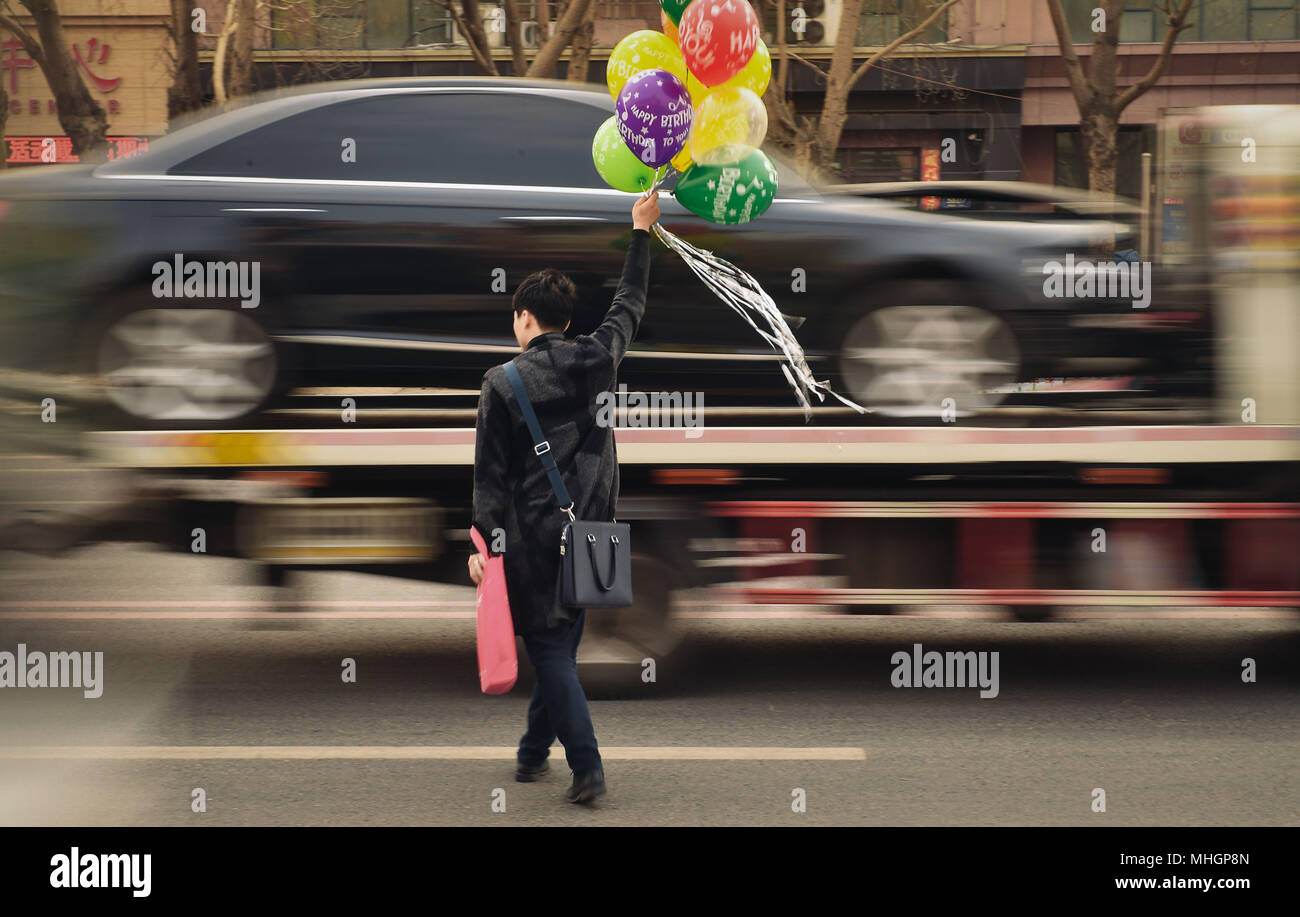 (180501) -- CHANGCHUN, 1 maggio 2018 (Xinhua) -- imprenditore Zeng prove Jianpeng un palloncino disegno del decoro nei pressi della sua azienda in Changchun, a nord-est della Cina di provincia di Jilin, Aprile 30, 2018. Il 27-anno-vecchio Zeng Jianpeng è un imprenditore di una start-up decorazione palloncino company. Zeng del primo incontro con il palloncino industria di decorazione è venuto nel suo primo anno e da allora era rimasto affascinato dal palloncino art. Mentre i suoi compagni di classe erano ansiosi per la ricerca di un lavoro dopo la laurea, Zeng aveva già istituito la propria azienda. Nel 2015, egli ha avuto la possibilità di lavorare come consulente tecnico per b Foto Stock