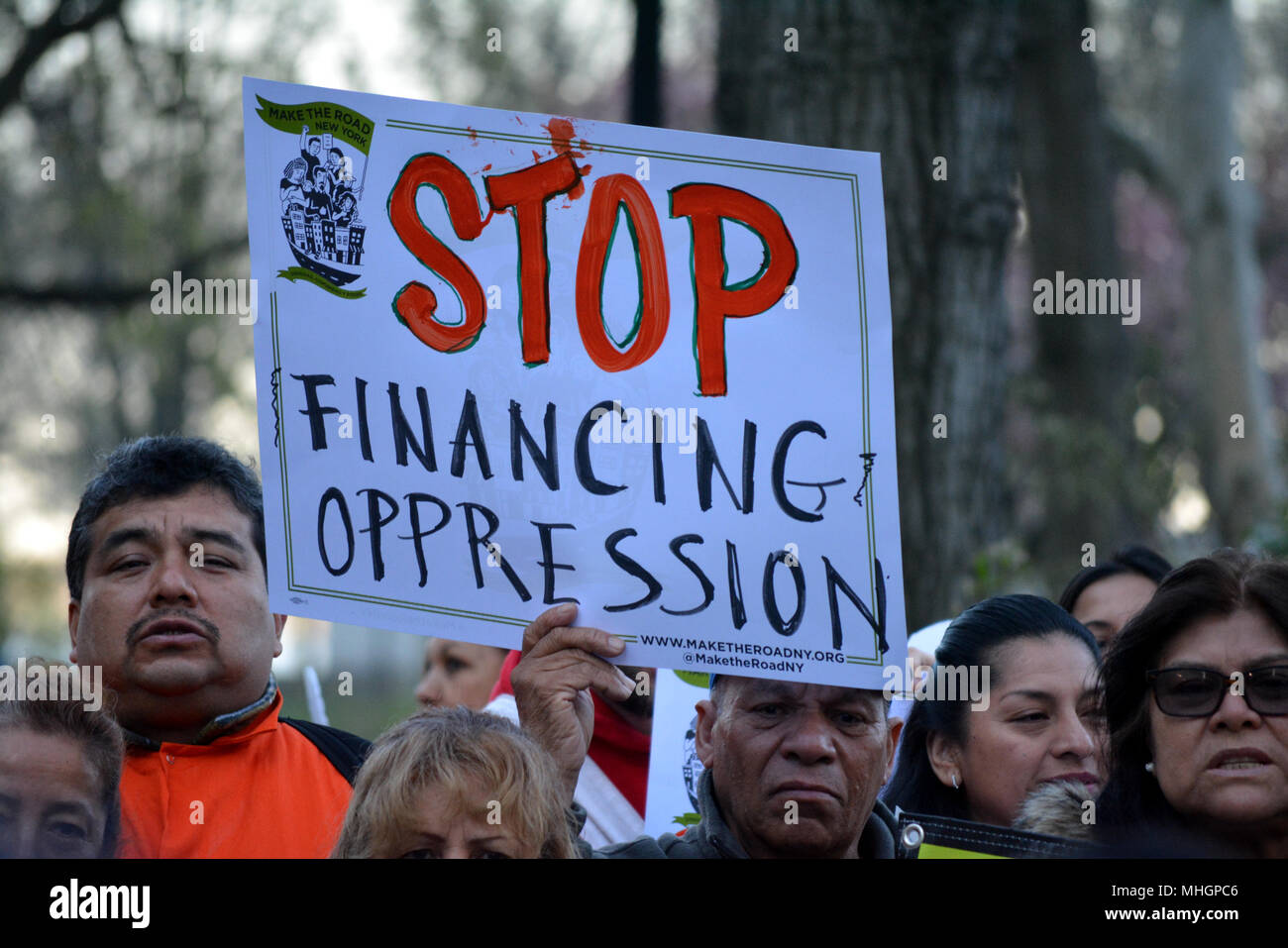 La parte inferiore di Manhattan, STATI UNITI D'AMERICA. 30 apr, 2018. Persone marciando a Wall Street a Lower Manhattan il giorno di maggio. Credito: Christopher Penler/Alamy Live News Foto Stock