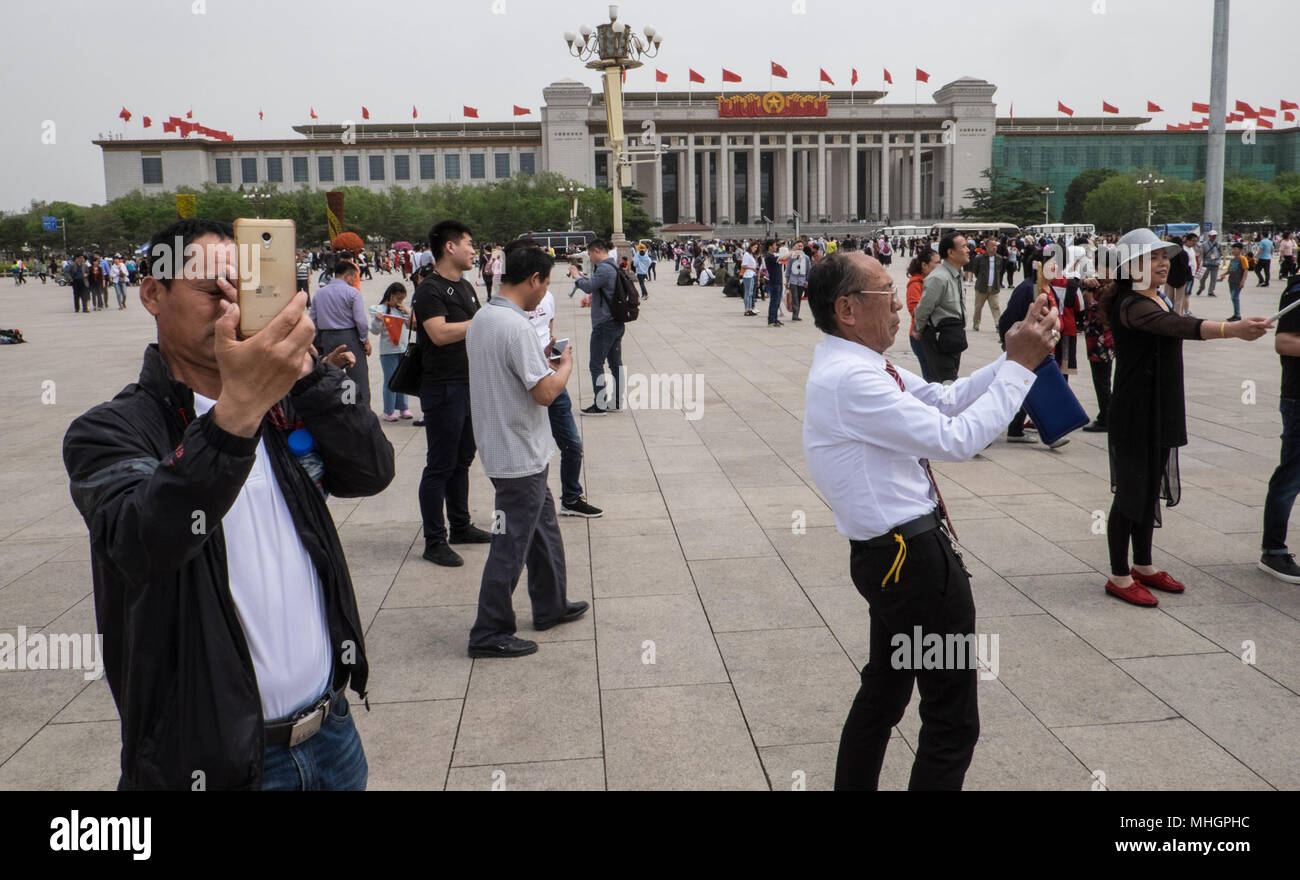 Piazza Tiananmen, Pechino, Cina. Il 1 maggio, 2018. Un totale di 149 milioni di turisti sono previsioni meteo per viaggiare durante il giorno di maggio Holiday.up da 134 milioni di euro dallo scorso anno.La vacanza corre da domenica a martedì.migliaia sono arrivati nella capitale ed è venuto a piazza Tiananmen la cui principale attività è stata scattare fotografie di se stessi di fronte a monumenti. Credito: Paolo Quayle/Alamy Live News Foto Stock