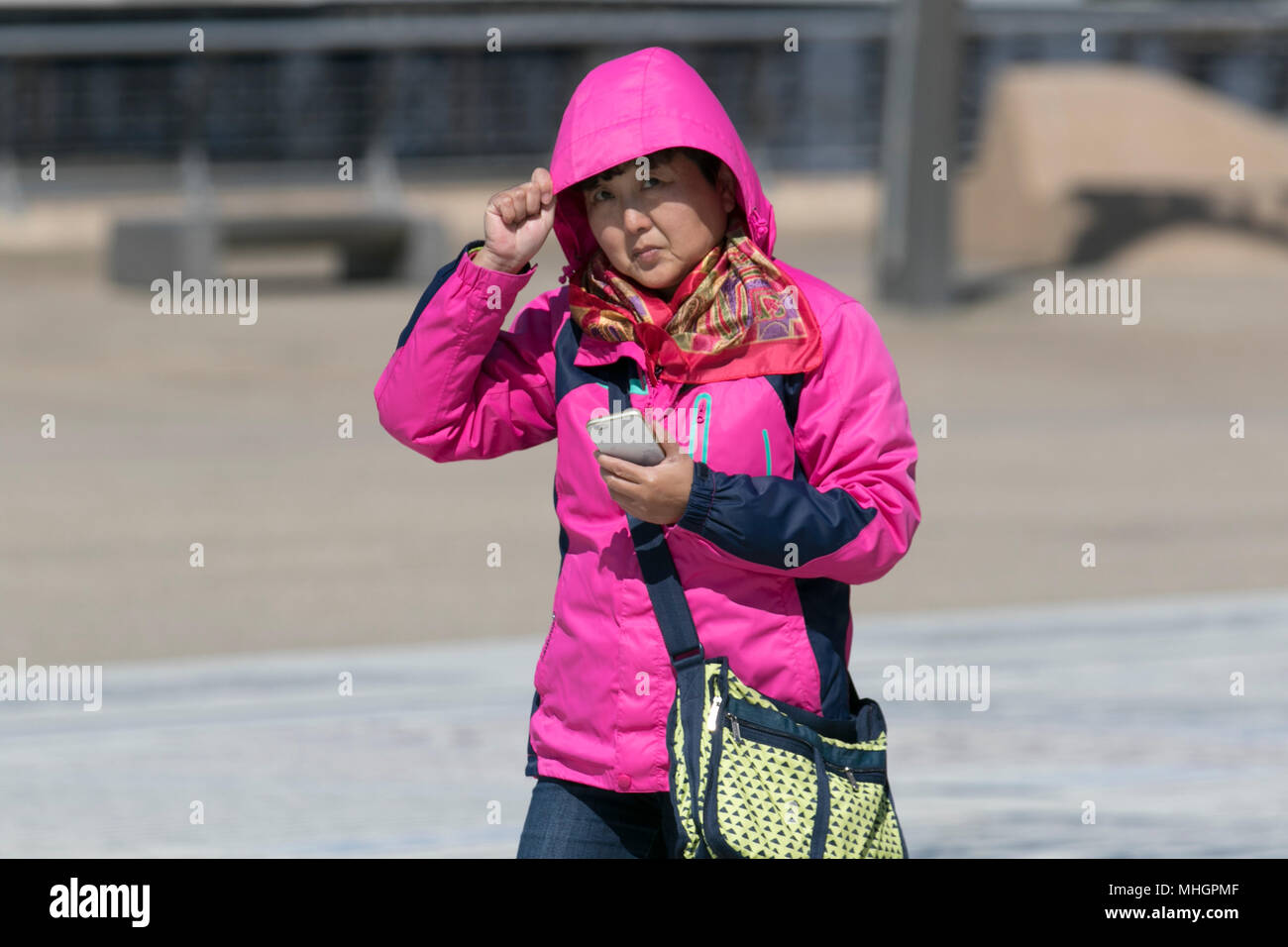 Blackpool Lancashire. Il 1 maggio, 2018. Regno Unito: Meteo soleggiato per iniziare la giornata sulla costa di Fylde. I turisti stranieri godetevi le attrazioni sul lungomare. La commedia di moquette o pavimentazione fornisce uno sfondo di fumetti per i fotografi intenti a prendere selfies. MediaWorldImages/AlamyLiveNews. Foto Stock