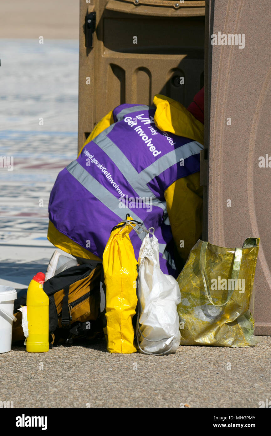 Lavoro volontario non retribuito della Comunità a Blackpool Lancashire. Maggio, 2018. Tempo UK: Il sole inizia la giornata sulla Costa di Fylde come Delroy, un volontario della comunità, si assume il lavoro sgradevole di pulizia dei bidoni di rifiuti sul lungomare. Il programma "Get impliced" è intrapreso per conto del Consiglio di Blackpool che autorizza i volontari a fornire assistenza per la pulizia stradale non retribuita. Credit: MediaWorldImages/AlamyLiveNews. Foto Stock