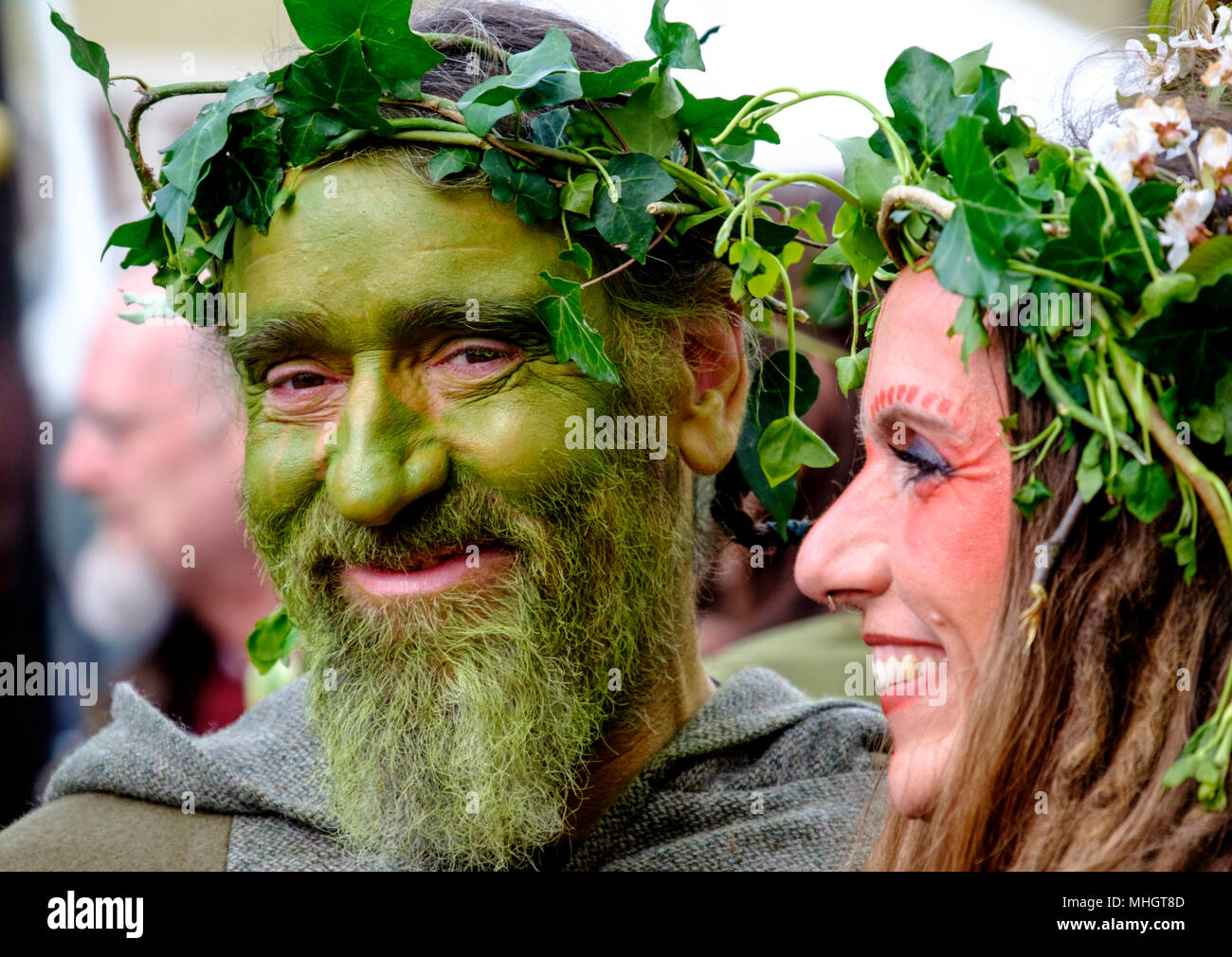 Glastonbury,UK. Il 1 maggio 2018. Pagani e altri celebranti del festival di Beltane raccogliere nelle strade di Glastonbury il primo giorno del mese di maggio 2018. Il festival ha pre radici cristiane e accoglie in estate. ©JMF News / Alamy Live News Foto Stock