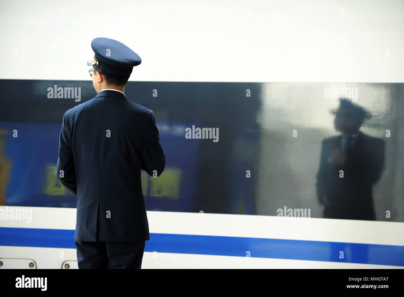 Guiyang, della Cina di Guizhou. Il 1 maggio, 2018. Una piattaforma personale lavora a Guiyang Stazione Ferroviaria Nord di Guiyang, nel sud-ovest della Cina di Guizhou, 1 maggio 2018. Credito: Yang Wenbin/Xinhua/Alamy Live News Foto Stock