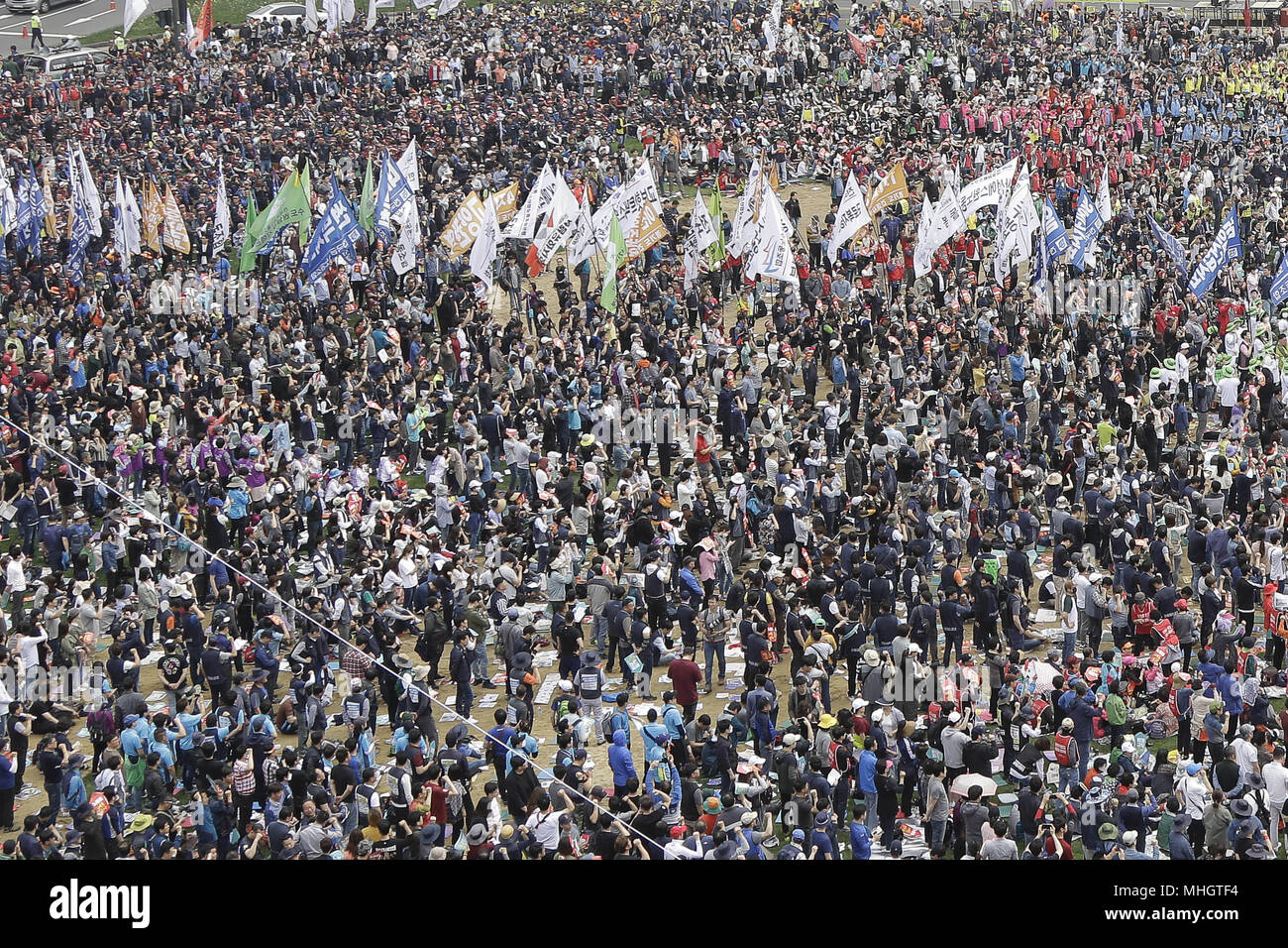 Seoul, Corea del Sud e Corea del Sud. Il 1 maggio, 2018. Venti mila membri della Confederazione coreana dei sindacati possano giorno rally contro il governo la politica del lavoro a Seoul Square a Seul, in Corea del Sud. Credito: Ryu Seung-Il/ZUMA filo/Alamy Live News Foto Stock