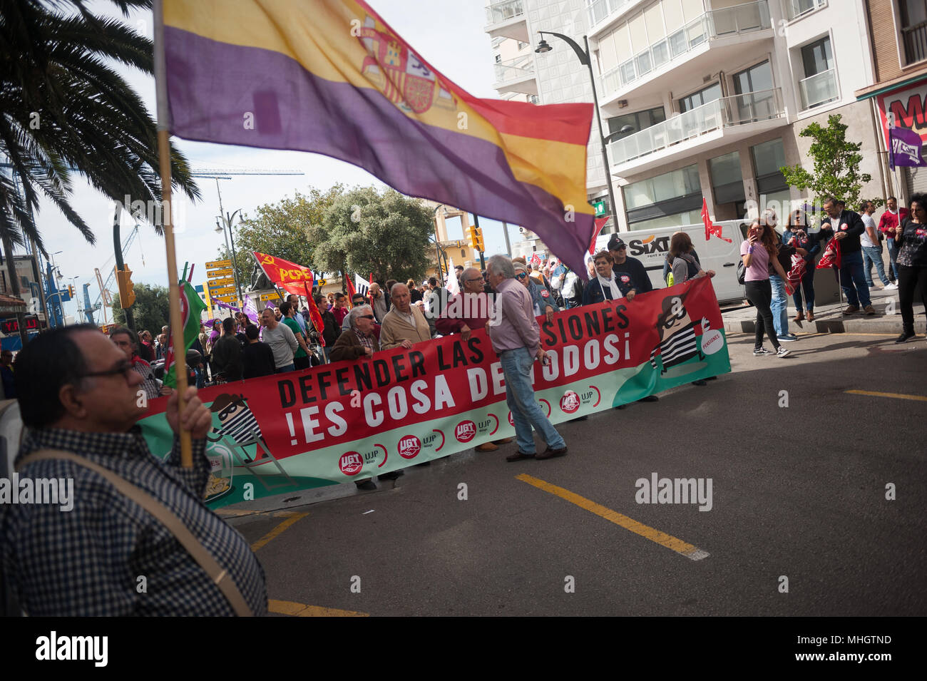 Malaga, Spagna. Il 1 maggio 2018. Un uomo detiene una bandiera repubblicana come pensionists prendere parte in una dimostrazione durante il giorno di maggio rally o la Giornata del Lavoro a Malaga. Credito: SOPA Immagini limitata/Alamy Live News Foto Stock