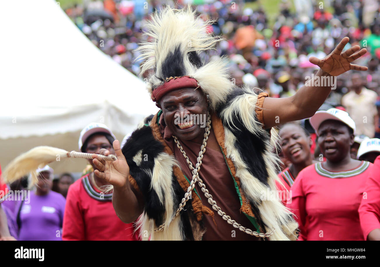 Ballerini tradizionali eseguire durante questo anno la Festa del Lavoro le celebrazioni a Uhuru Park in Kenya di Nairobi capitale. Presidente Uhuru Kenyatta ha annunciato un 5 % di aumento di salario minimo mentre Odinga ha annunciato un fine al boicottaggio dei prodotti delle quattro aziende che la coalizione della NASA rivendicato ha giocato un ruolo nell ultimo anno le contestate elezioni da ciò che egli ha sostenuto supportata l'installazione di regime illegale. Foto Stock