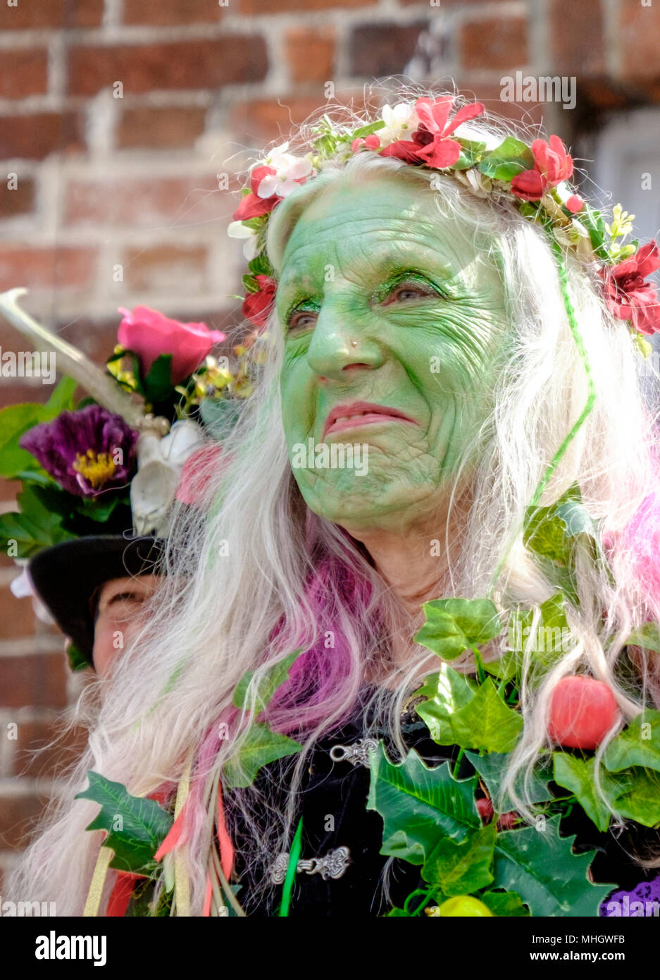 Glastonbury,UK. Il 1 maggio 2018. Pagani e altri celebranti del festival di Beltane raccogliere nelle strade di Glastonbury il primo giorno del mese di maggio 2018. Il festival ha pre radici cristiane e accoglie in estate. ©JMF News / Alamy Live News Foto Stock