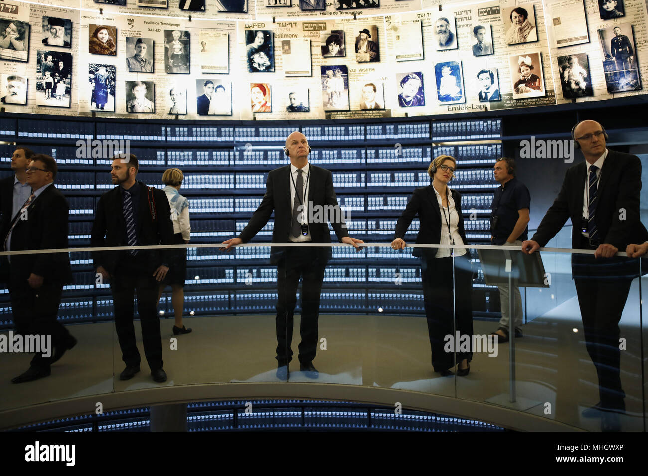 01 maggio 2018, Israele, Gerusalemme: Dietmar Woidke (SPD), Premier dello stato di Brandeburgo, visitando il 'Hall di nomi' nel Memoriale dell Olocausto Yad Vashem. In Woidke attualmente su un periodo di cinque giorni di visita in Israele e nei territori palestinesi. Foto: Corinna Kern/dpa Foto Stock