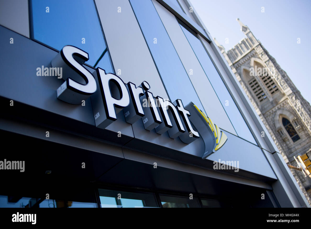 Philadelphia, Stati Uniti d'America. Il 1 maggio, 2018. Un negozio Sprint nella Città Universitaria quartiere è visto due giorni dopo che il gestore ha annunciato i piani per un $27 miliardi di fusione con la concorrente T-Mobile. Credito: Michael Candelori/Alamy Live News Foto Stock