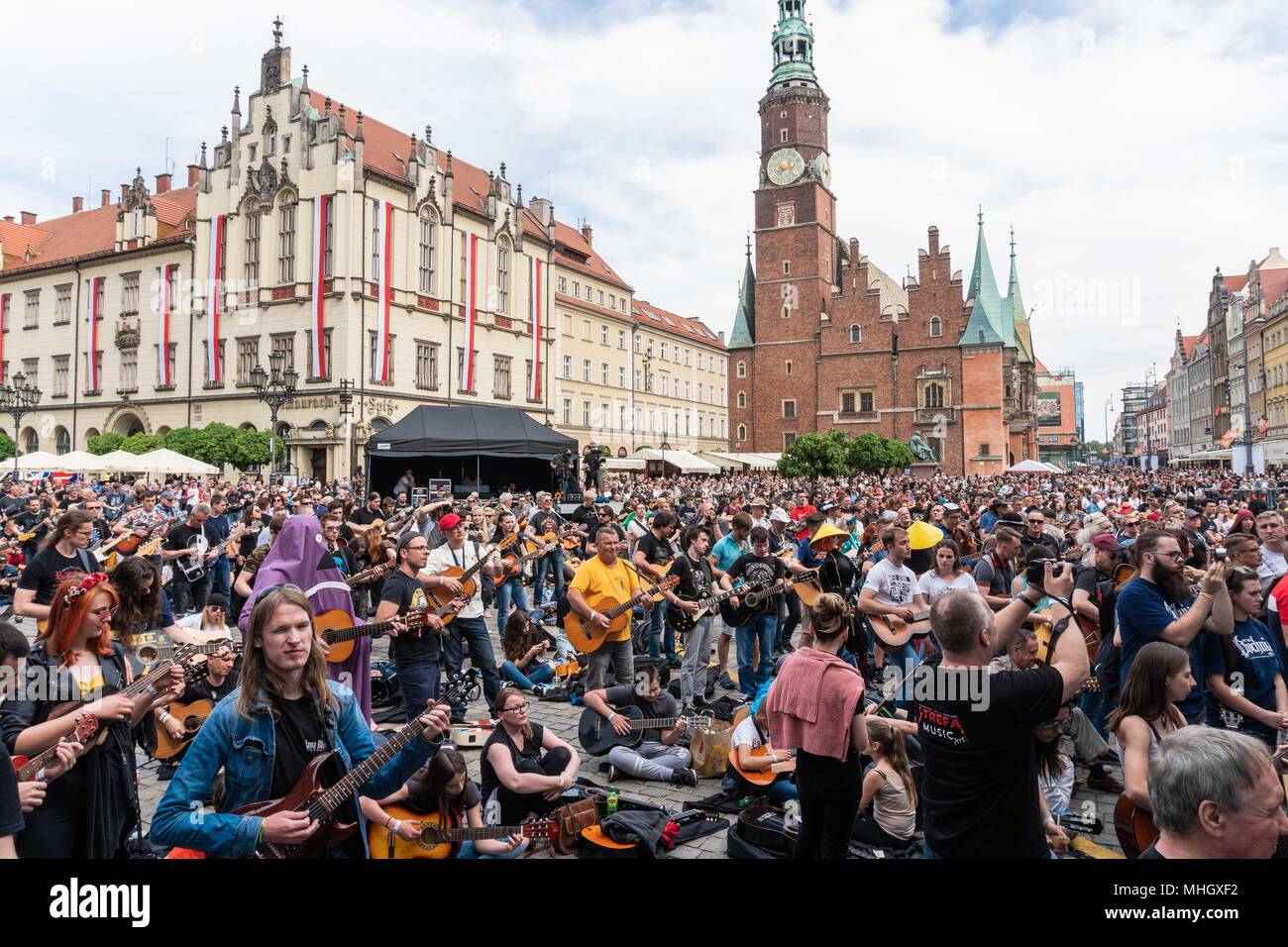 1 maggio 2018 - Wroclaw, Polonia - Chitarra Guinness World Record. Allo stesso tempo, 7411 chitarristi ha suonato il brano di Jimi Hendrix - Hey Jo a Wroclaw in Polonia. (Credito Immagine: © Krzysztof Kaniewski via ZUMA filo) Foto Stock